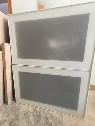 2 Muebles de madera con puerta de cristal Ikea
