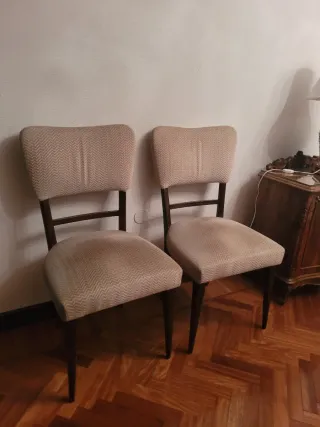 4 Sillas clásicas tapizadas beige y marrón