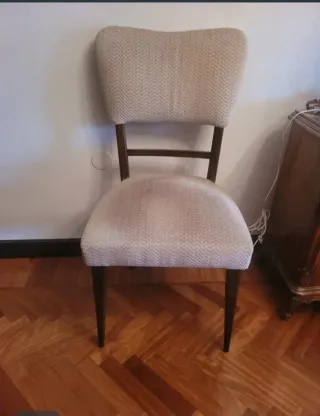 4 Sillas clásicas tapizadas beige y marrón