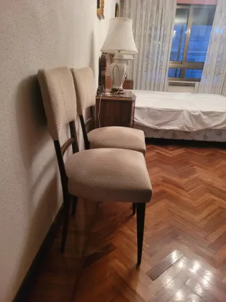 4 Sillas clásicas tapizadas beige y marrón