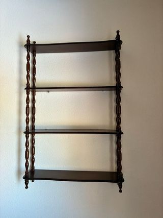 Estantería de madera oscura