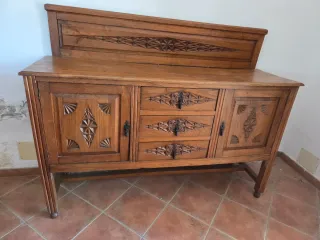 Aparador antiguo de madera tallada