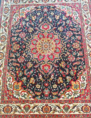 Alfombra de lana negra y roja