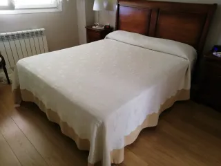 Cabecero de madera maciza y 2 mesillas