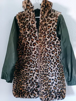 Chaqueta con estampado de leopardo y mangas verdes