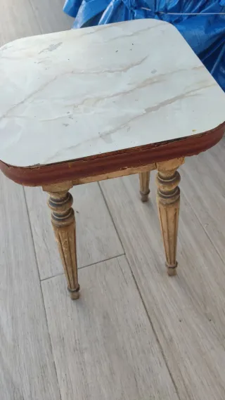Taburete de madera antiguo