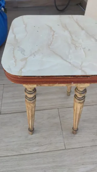 Taburete de madera antiguo