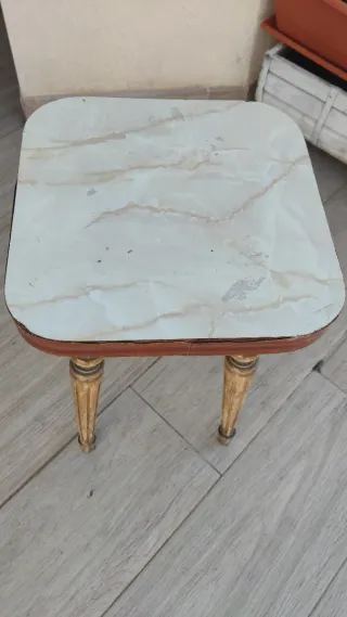 Taburete de madera antiguo