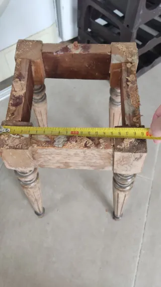 Taburete de madera antiguo