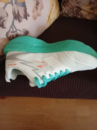 Zapatillas running blancas y turquesa nuevas