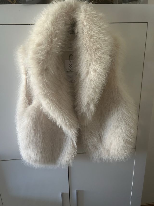 Chaleco pelo Stradivarius blanco