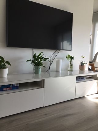Mueble TV blanco con vidrio