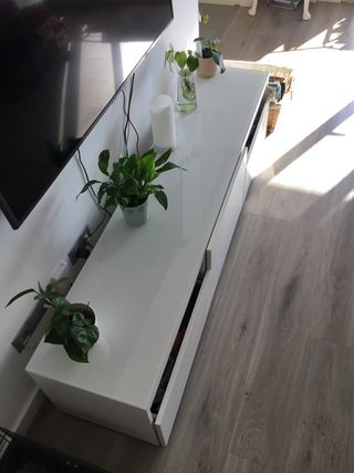 Mueble TV blanco con vidrio