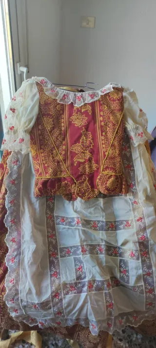 Traje de huertana bordado oro y rojo