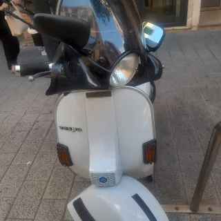 Vespa PE 200 E Blanca