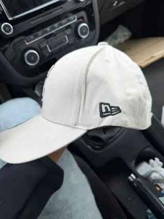 Nunca usada.Gorra YSL x New Era en beige ajustable