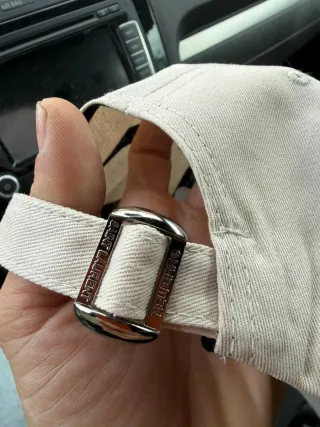 Nunca usada.Gorra YSL x New Era en beige ajustable