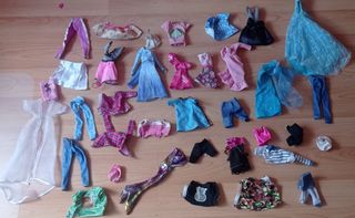 Lote de Barbies y Ken con Ropa