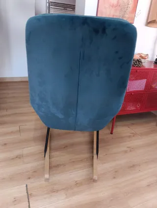 Butaca de terciopelo azul con base de madera