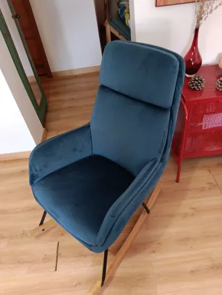 Butaca de terciopelo azul con base de madera