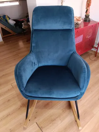 Butaca de terciopelo azul con base de madera