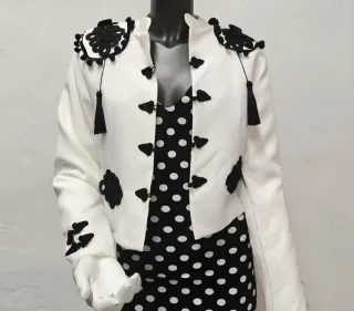 Chaqueta flamenca blanca con adornos negros