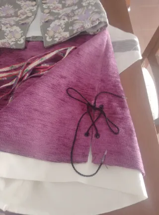 Traje fallero morado con estampado floral