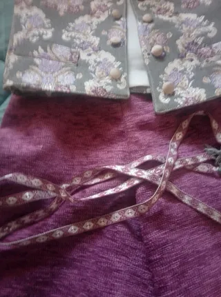 Traje fallero morado con estampado floral