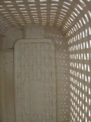 Set di articoli per la casa: cesto, mensola e tappeti