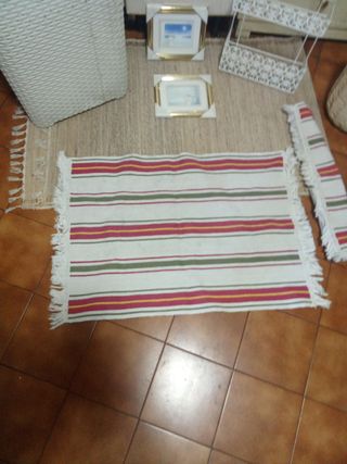 Set di articoli per la casa: cesto, mensola e tappeti