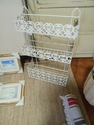 Set di articoli per la casa: cesto, mensola e tappeti