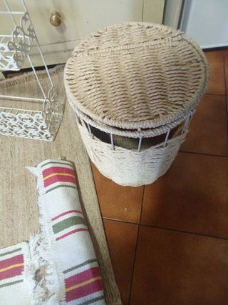 Set di articoli per la casa: cesto, mensola e tappeti