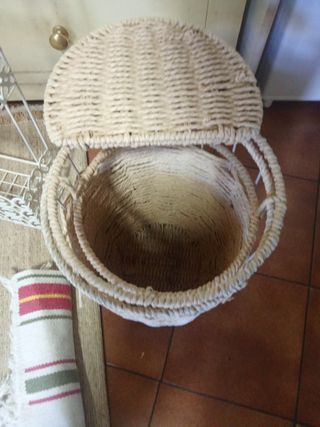 Set di articoli per la casa: cesto, mensola e tappeti