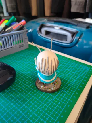 Figura niño con clavos en ojos Tim Burton