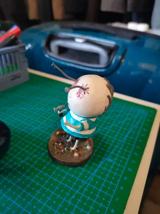 Figura niño con clavos en ojos Tim Burton