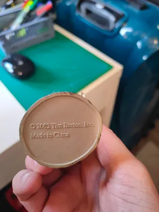 Figura niño con clavos en ojos Tim Burton