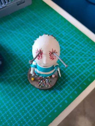 Figura niño con clavos en ojos Tim Burton