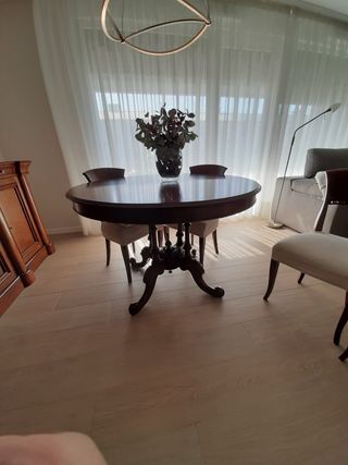 Mesa redonda extensiblede madera maciza y 4 sillas