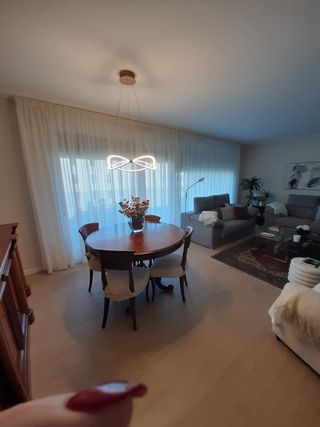 Mesa redonda extensiblede madera maciza y 4 sillas