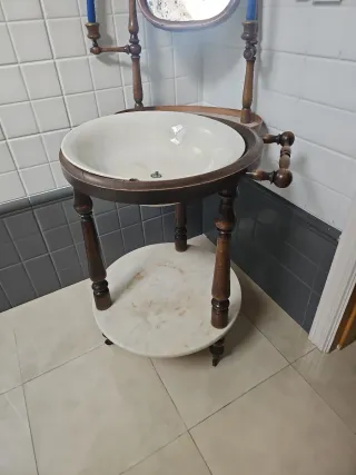 Palanganero antiguo de madera y mármol