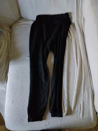 Pantalones deportivos blancos y negros