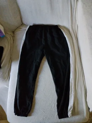 Pantalones deportivos blancos y negros