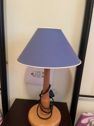 Lámpara de mesa azul y madera