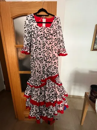Traje de flamenca blanco y rojo