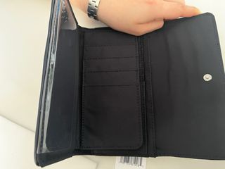 Cartera Tommy Hilfiger azul oscuro con logo.