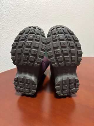 Botas nieve niña moradas y rosas. Talla 28.