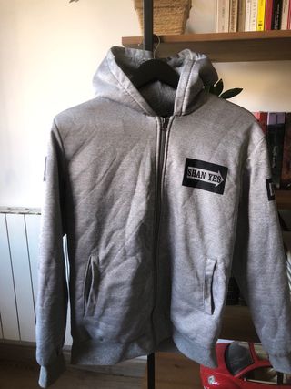 Sudadera gris con cremallera y capucha