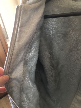 Sudadera gris con cremallera y capucha