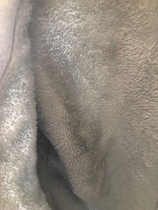 Sudadera gris con cremallera y capucha