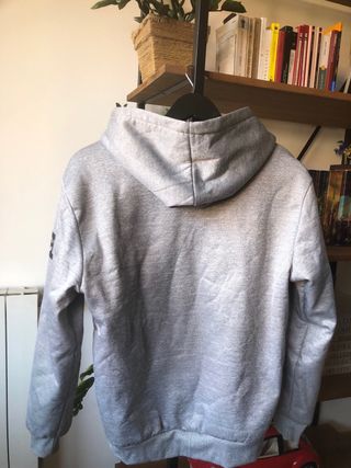 Sudadera gris con cremallera y capucha